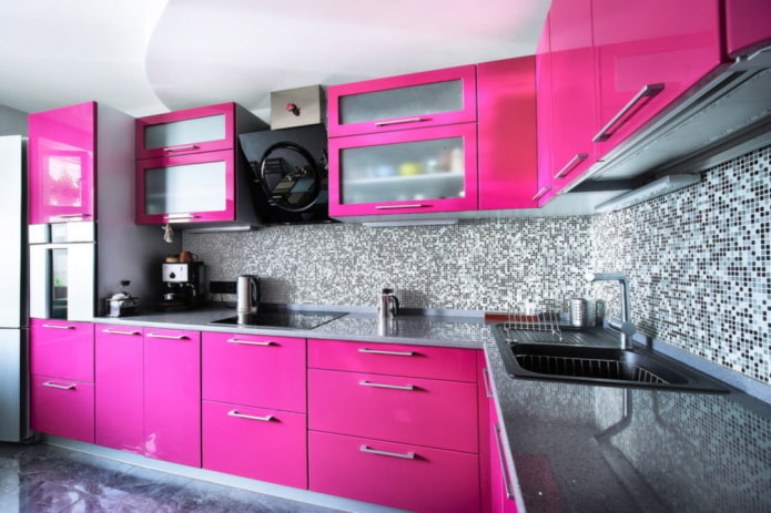 konyha belső szürke-rózsaszín tónusú