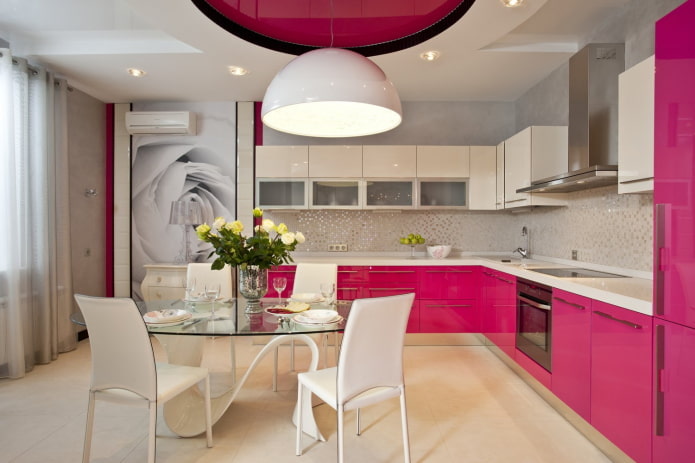 konyha belső fehér és rózsaszín színben