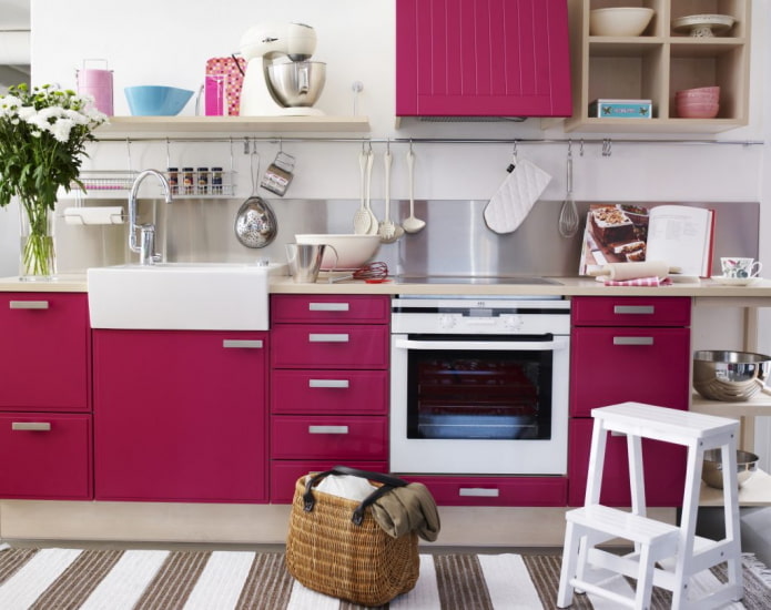 намештај и уређаји у унутрашњости кухиње у ружичастим тоновима