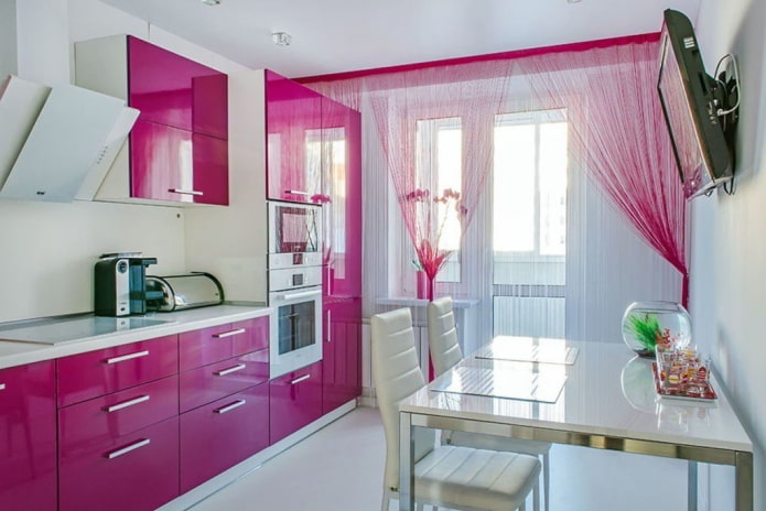 függönyök a konyha belsejében, rózsaszín árnyalatokkal