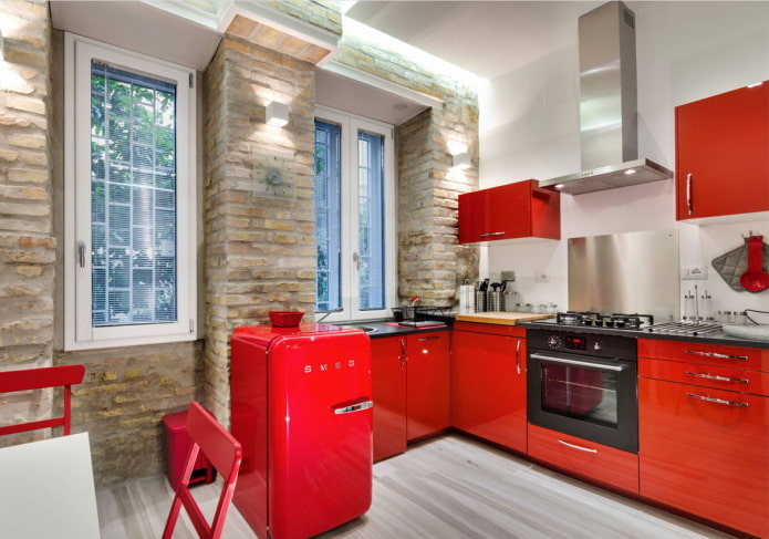 kitchen furnishings in red tones
