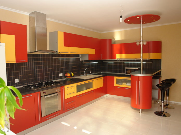 кухињски ентеријер у жутој и црвеној боји