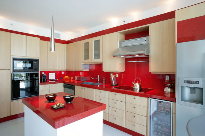 Kücheneinrichtung in Rot- und Beigetönen