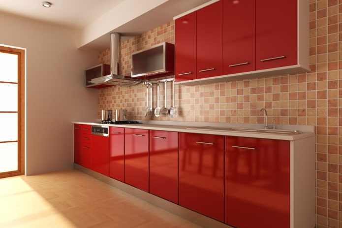 Kücheneinrichtung in Rot- und Beigetönen