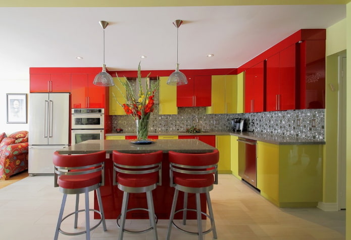konyha belső piros és zöld színben