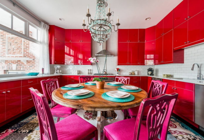 кухињски намештај у црвеним тоновима