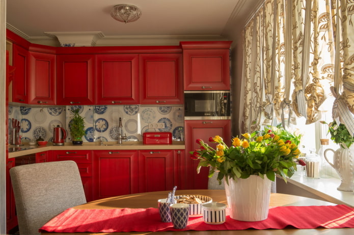 belső tér egy kis konyha, piros tónusú