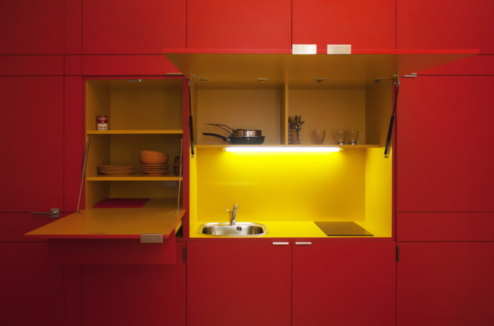 Kücheninterieur in gelben und roten Farben