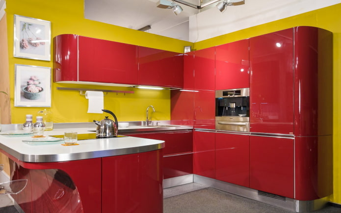 ภายในห้องครัวสีเหลืองและสีแดง