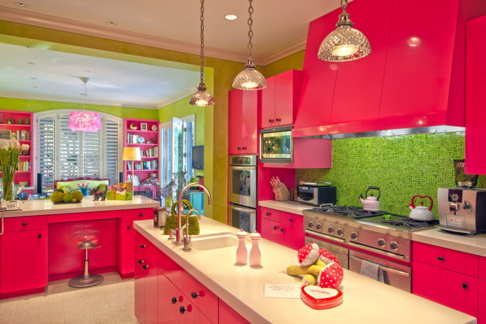 Kücheninterieur in roten und grünen Farben