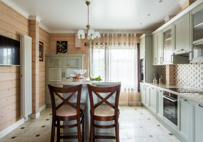 Möbel im Inneren der Küche im rustikalen Landhausstil