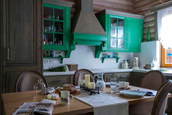Einrichtung und Beleuchtung in der Küche im rustikalen Landhausstil
