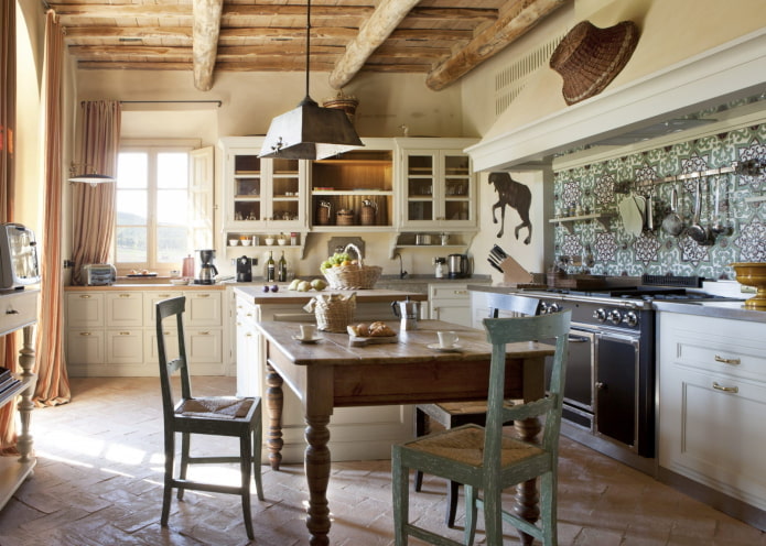 bútorok a konyha belsejében, rusztikus vidéki stílusban