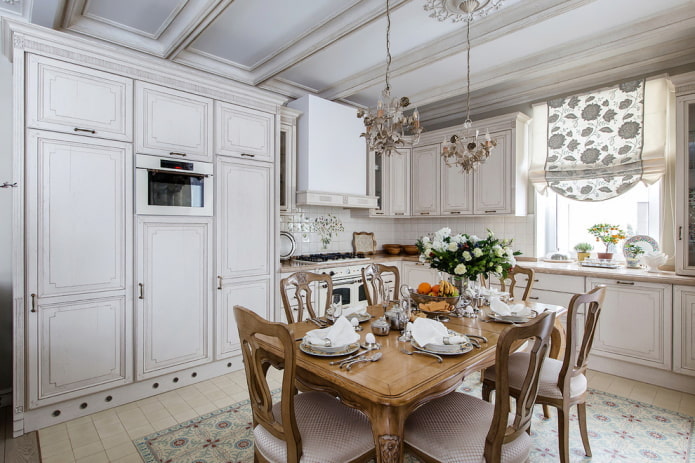 Provence-Stil im Inneren einer weißen Küche