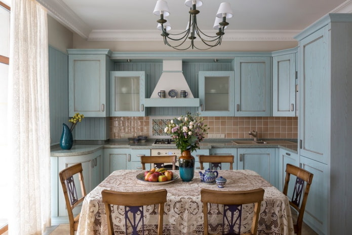 Provence-Stil im Inneren einer blauen Küche