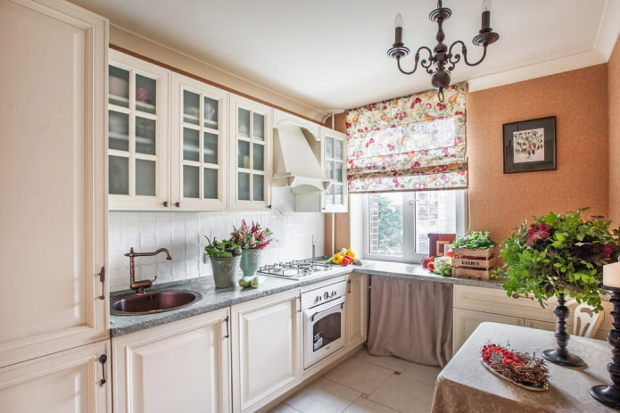 Vorhänge und Textilien im Inneren der Küche im provenzalischen Stil