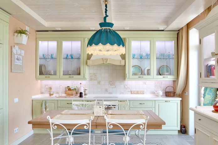 világítás a konyha belsejében provence-i stílusban