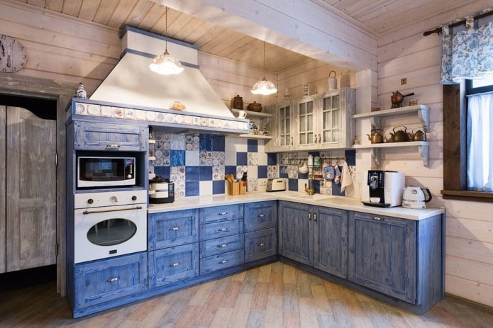 Provencal style kitchen sa isang pribadong bahay