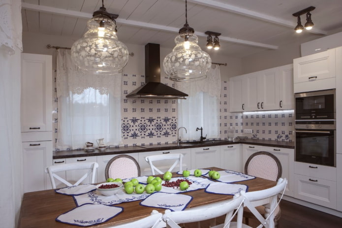 Provence-i stílus a fehér konyha belsejében