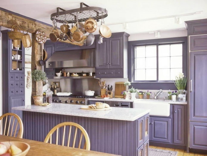 Provence-Stil im Inneren einer lila Küche