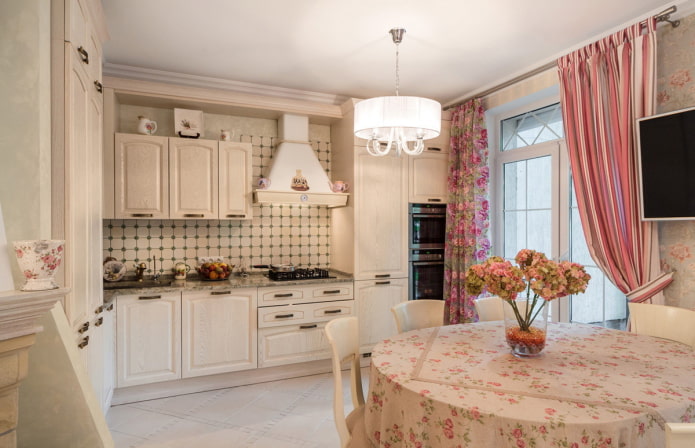 Vorhänge und Textilien im Inneren der Küche im provenzalischen Stil