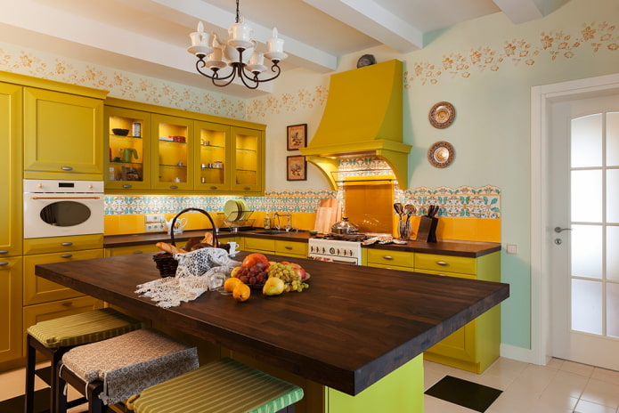 Provence-Stil im Inneren der gelben Küche