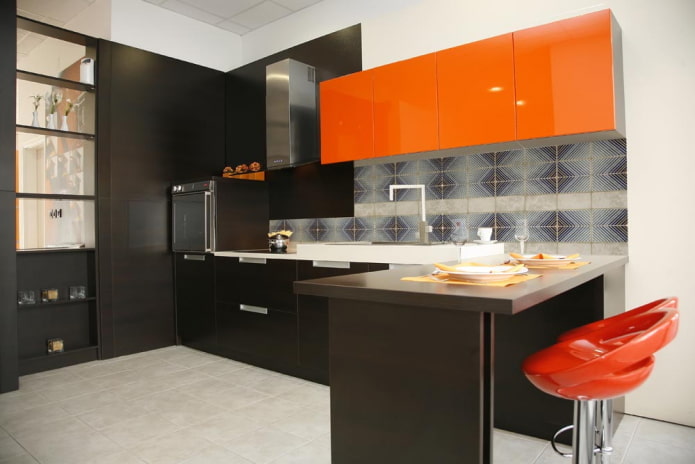 кухињски ентеријер у црним и наранџастим бојама