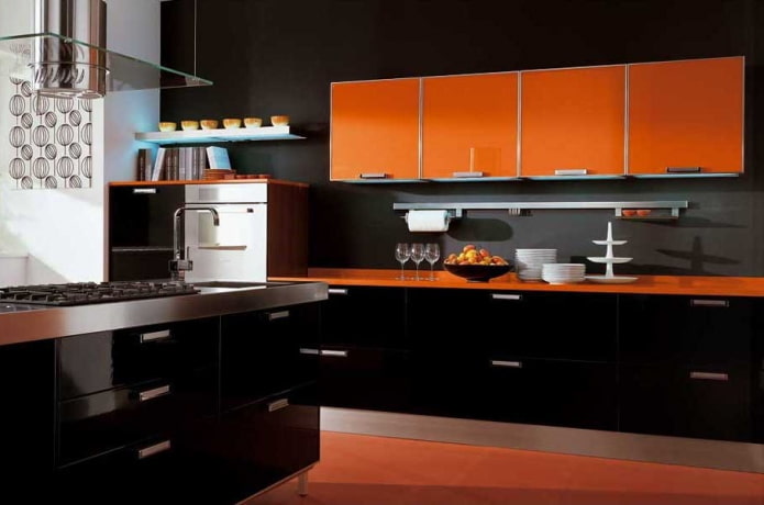 Kücheninterieur in den Farben Schwarz und Orange