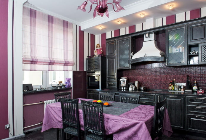 konyha lakberendezése fekete és lila árnyalatokkal