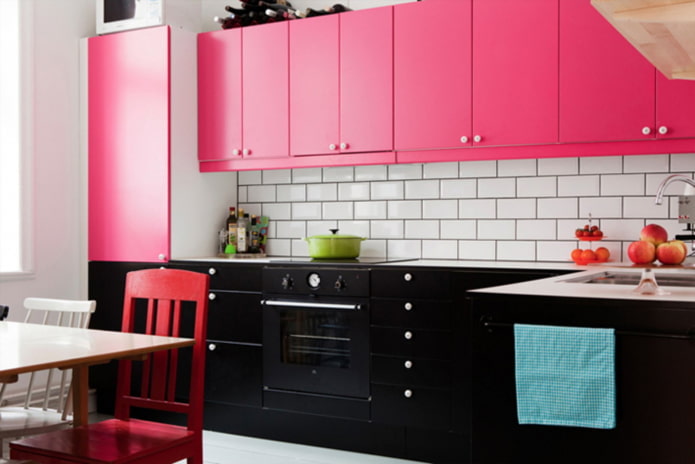 konyha belső fekete és rózsaszín színben