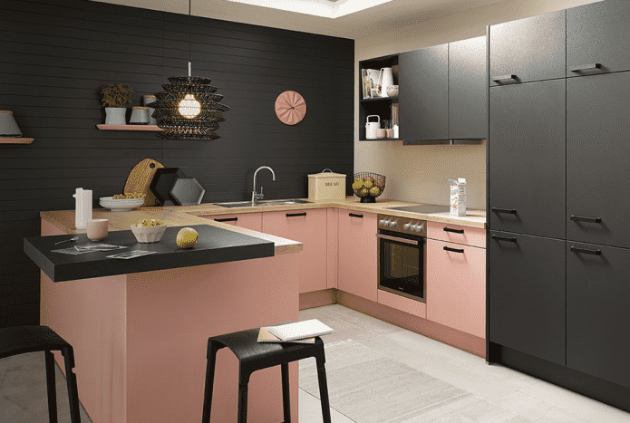 кухињски ентеријер у црним и ружичастим бојама