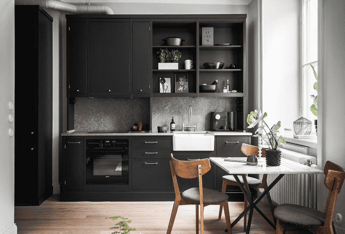 schwarzes Set im Inneren der Küche