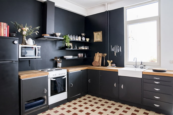 schwarzes Set im Inneren der Küche