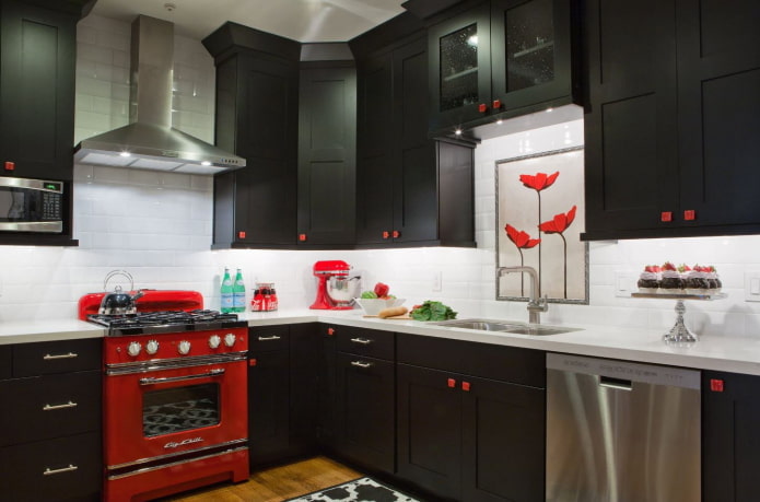 Geräte im Inneren der Küche in schwarzen Farben