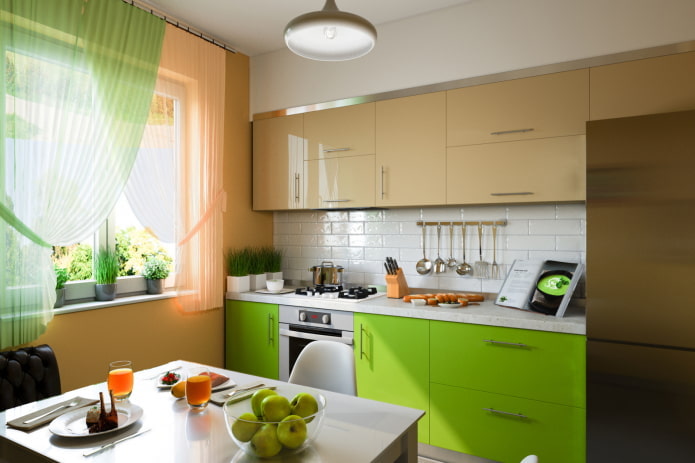 ภายในห้องครัวสีเบจและสีเขียวอ่อน