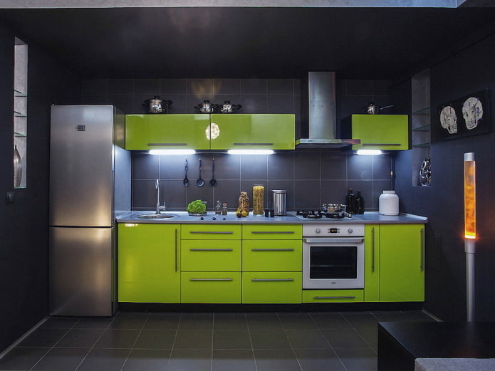 ภายในห้องครัวสีดำและสีเขียวอ่อน