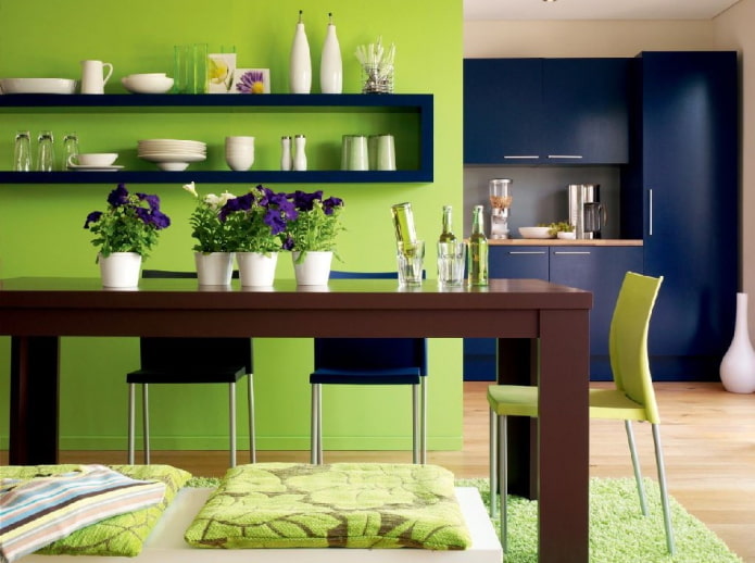 кухињски ентеријер у плаво-светло зеленим тоновима