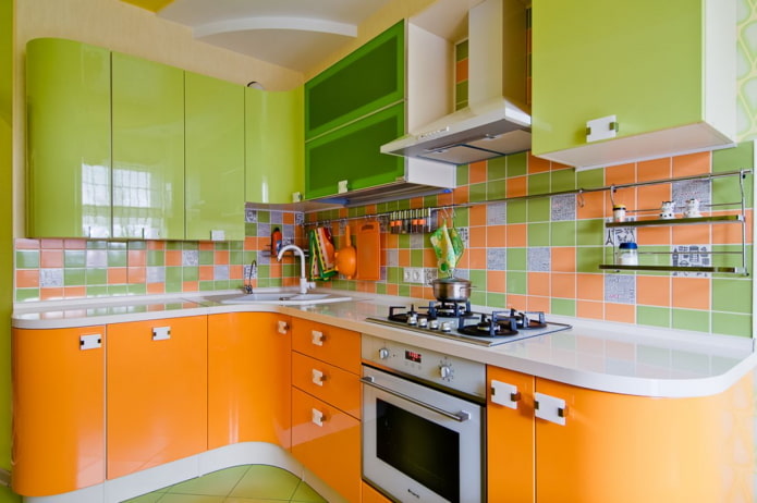 konyha lakberendezés narancssárga és világos zöld tónusú
