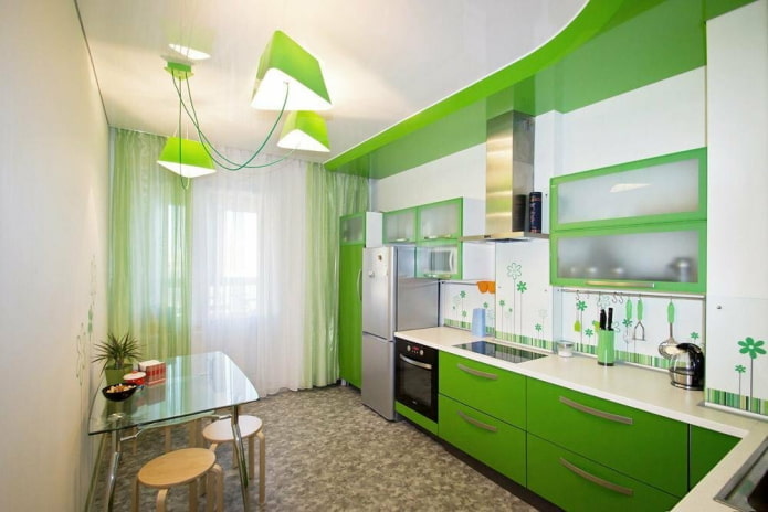 Vorhänge im Inneren der Küche in hellen Grüntönen