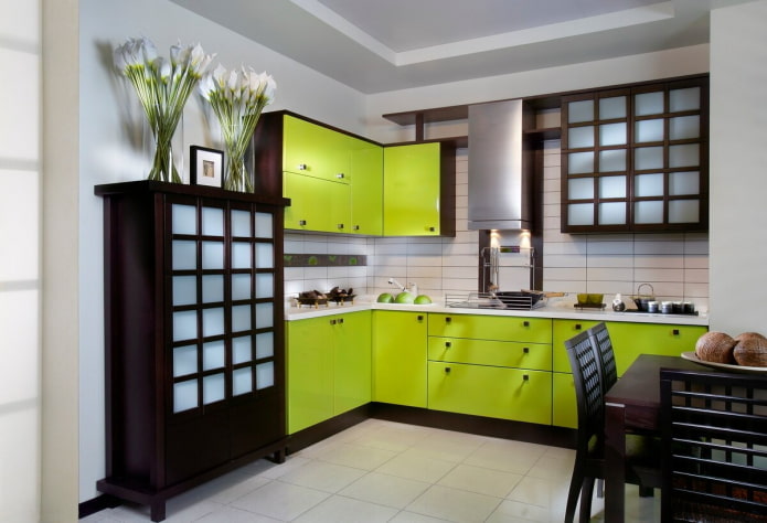 เฟอร์นิเจอร์และเครื่องใช้ภายในห้องครัวในโทนสีเขียวอ่อน
