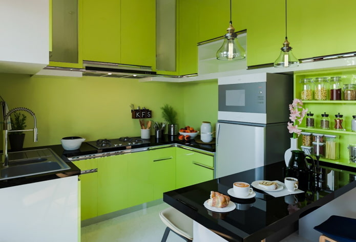 Beleuchtung und Dekoration im Inneren der Küche in hellen Grüntönen