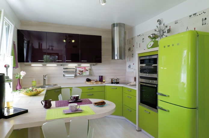 bútorok és készülékek a konyha belsejében, világos zöld tónusban