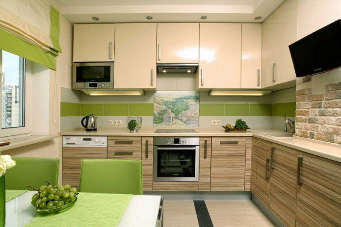 ภายในห้องครัวโทนสีเบจและสีเขียว