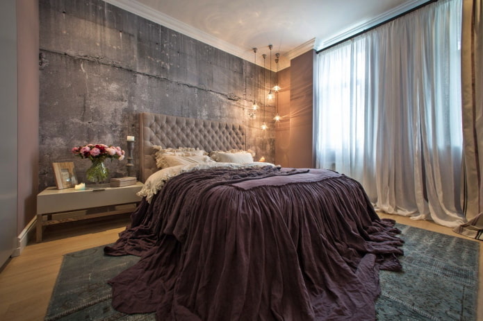 текстил и декор у унутрашњости спаваће собе у индустријском стилу