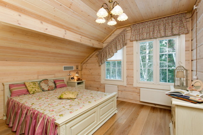 Schlafzimmer im provenzalischen Stil im Inneren des Hauses