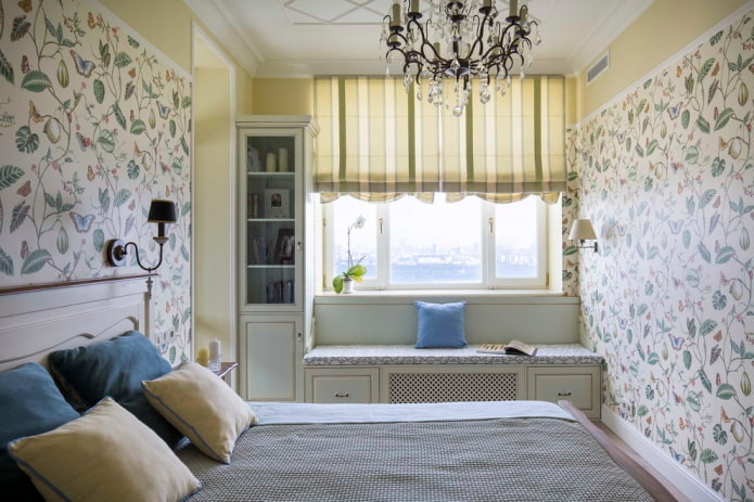 Textilien und Dekor im Inneren des Schlafzimmers im provenzalischen Stil
