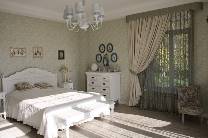 Textilien und Dekor im Inneren des Schlafzimmers im provenzalischen Stil