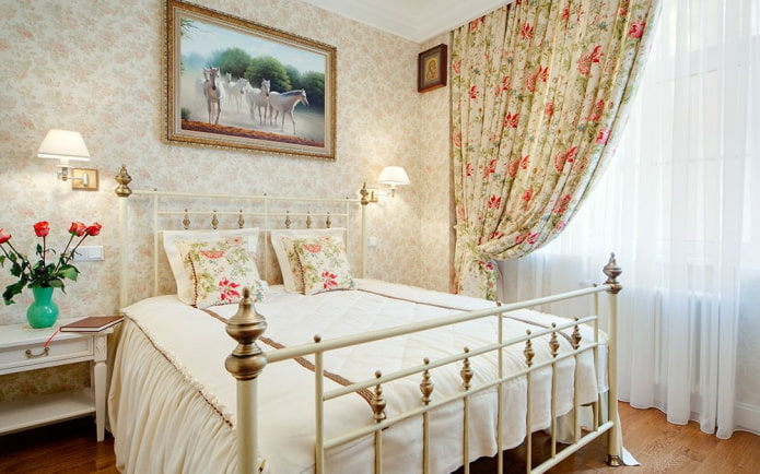 Möbel im Inneren des Schlafzimmers im provenzalischen Stil
