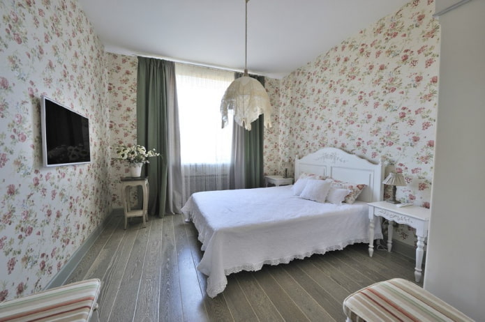 Möbel im Inneren des Schlafzimmers im provenzalischen Stil