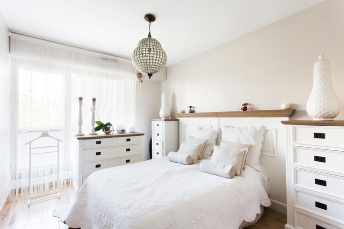 Möbel im Inneren des Schlafzimmers in weißen Farben